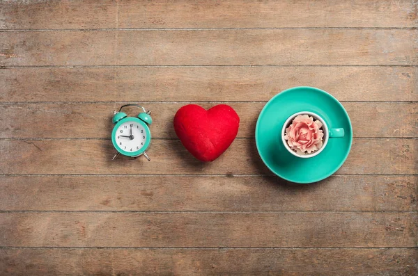 Taza Verde Con Capullo Rosa Despertador Corazón Decorativo Sobre Fondo —  Fotos de Stock