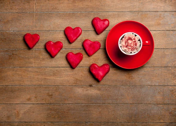 Csésze Tea Rosebud Vörös Fából Készült Háttér Cookie Kat Fent — Stock Fotó