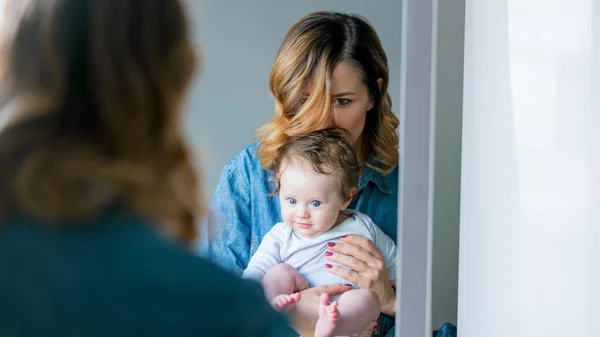 Pelirroja Joven Madre Pie Con Bebé Encendido Mirando Espejo —  Fotos de Stock