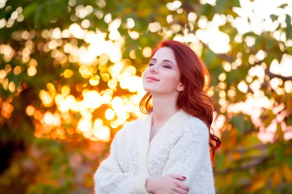 红发女孩在时尚白色羊毛衫在秋季时间户外 季节形象 — 图库照片