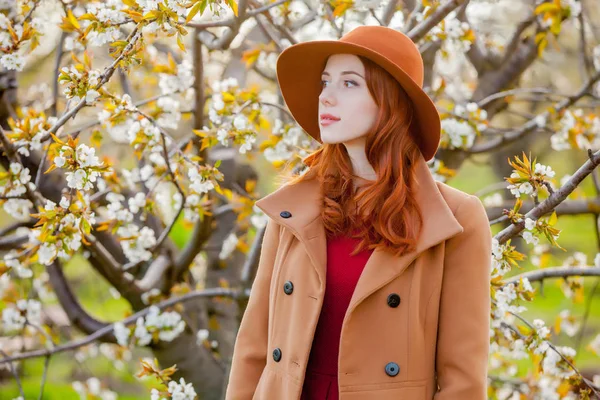 Giovane Donna Abiti Rossi Cappello Piedi Giardino Fiorito — Foto Stock