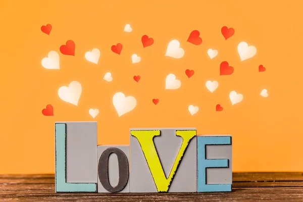 Texto Amor Corazón Formas Alrededor Sobre Fondo Madera — Foto de Stock