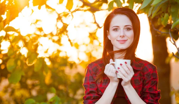 Redhead Dziewczyna Stwarzających Filiżanki Herbaty Słoneczny Jesienny Park — Zdjęcie stockowe