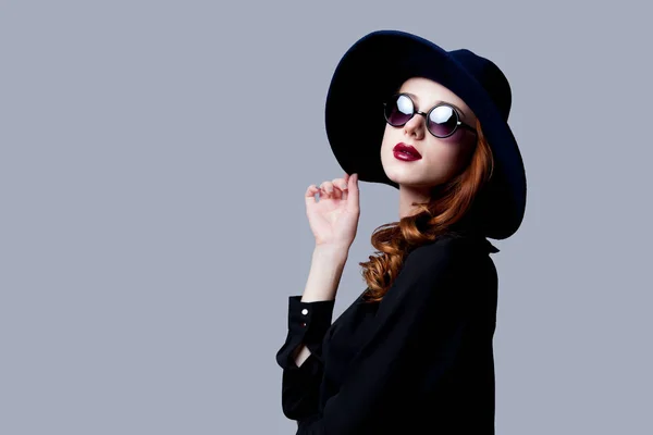 Young Redhead Girl Dark Style Sunglasses Hat Grey Background — Stock Photo, Image