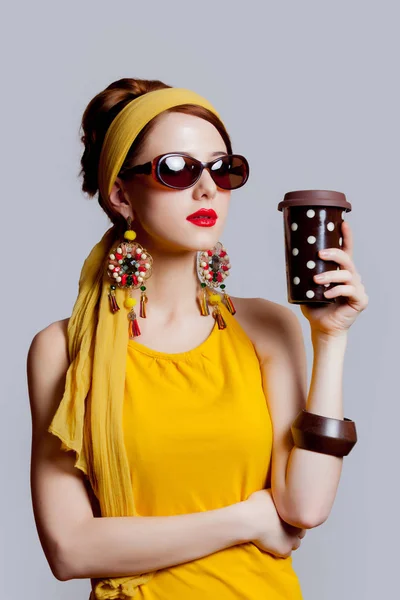 Młoda Kobieta Latach Tych Ubrań Stylu Filiżanki Kawy Szarym Tle — Zdjęcie stockowe