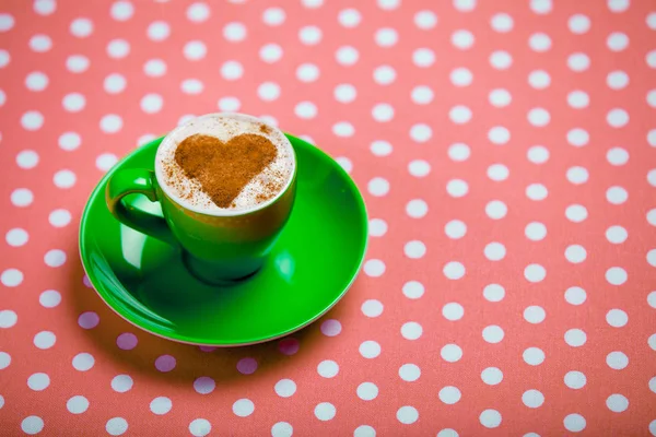 Πράσινο Φλιτζάνι Καφέ Σχήμα Καρδιάς Φόντο Κόκκινο Πουά — Φωτογραφία Αρχείου