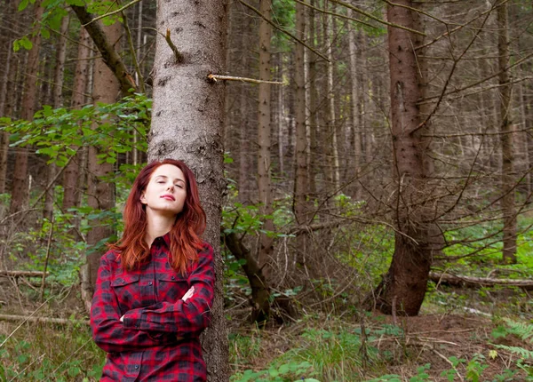 Yeşil Yaz Karpat Orman Kızıl Saçlı Kız Portresi — Stok fotoğraf