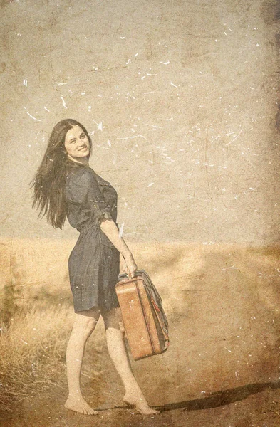 夏の間は田舎で道を歩いてのスーツケースを持つ少女 — ストック写真