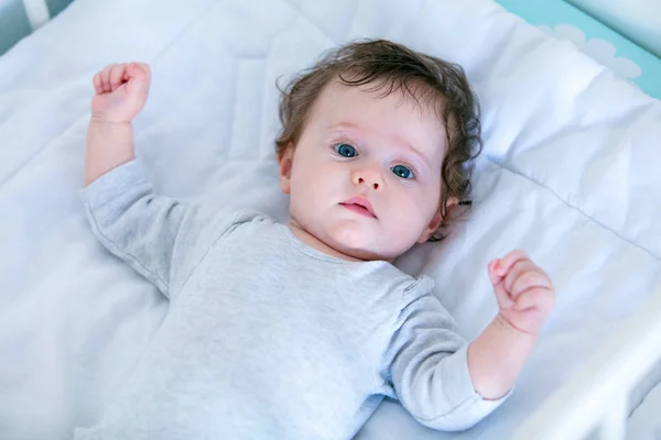Beyaz Yatakta Yatan Küçük Bebek Çocuk — Stok fotoğraf