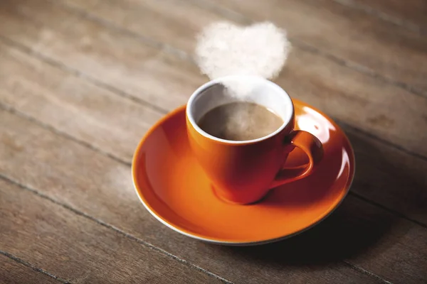 Taza Café Naranja Con Vapor Forma Corazón Mesa Madera Vista — Foto de Stock