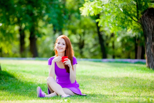 Roodharige Meisje Met Kopje Koffie Zomer Park Buiten — Stockfoto