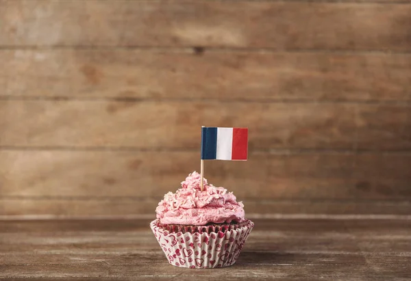 Creme Cupcake Com Bandeira Franch Nele Sobre Fundo Madeira — Fotografia de Stock