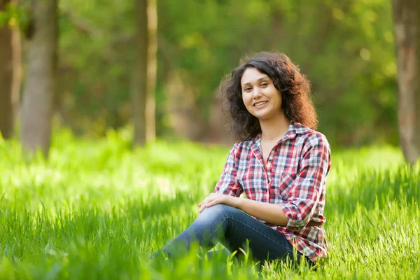 Junges Mädchen Mit Lockigem Haar Sitzt Auf Gras Park — Stockfoto