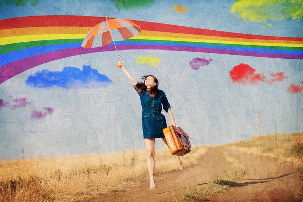 Brunette Fille Envoler Avec Parapluie Valise Campagne — Photo