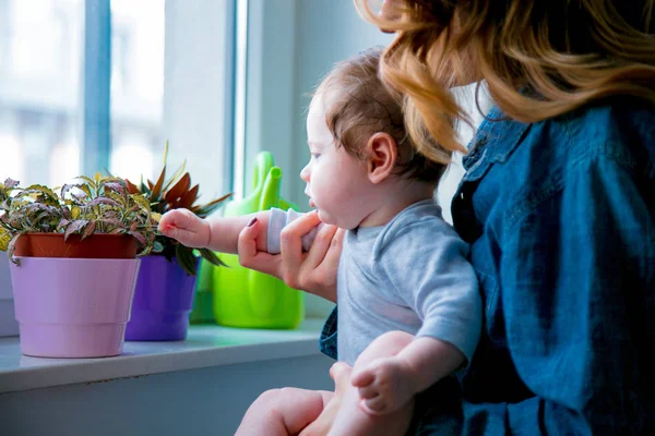 Jeune Belle Mère Tenant Avec Son Petit Fils Enfant Debout — Photo