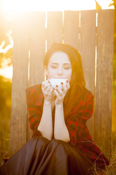 Rothaarige Mädchen Mit Tasse Tee Sitzt Auf Gras Herbst Garten — Stockfoto