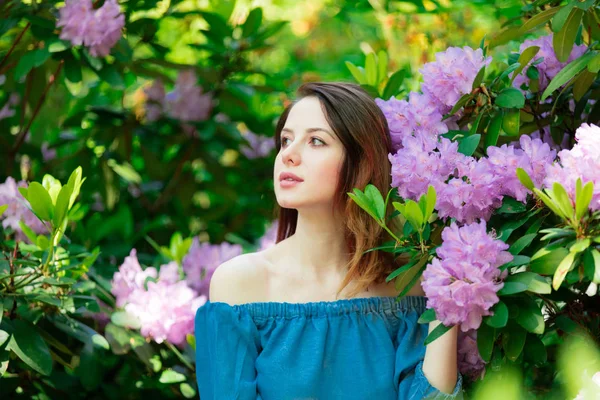 Ragazza Rossa Posa Fiore Cespuglio Fiori Primavera — Foto Stock