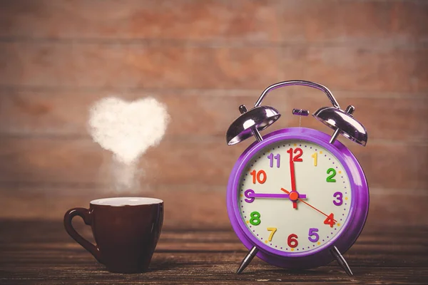 Braune Tasse Kaffee Mit Herzförmigem Dampf Und Wecker Auf Holztisch — Stockfoto