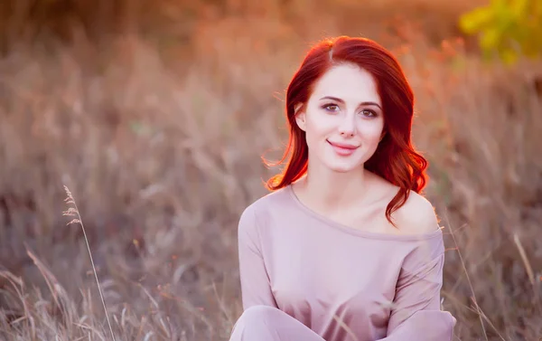 Stil Elbiseleri Sonbahar Zaman Açık Kızıl Saçlı Kız — Stok fotoğraf