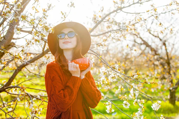 Roodharige Meisje Hoed Zonnebril Met Kopje Thee Cherry Blossom Tuin — Stockfoto