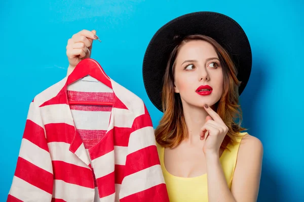 Roodharige Meisje Hoed Houden Een Hanger Met Jas Blauwe Achtergrond — Stockfoto