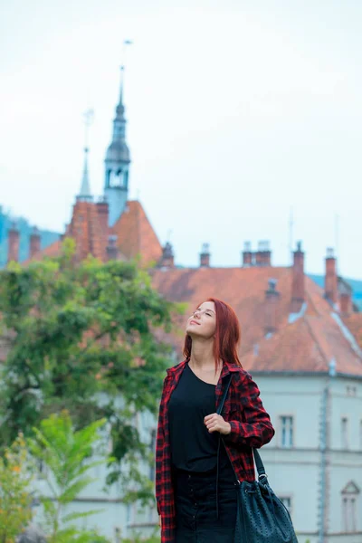 Chica Pelirroja Feliz Con Bolsa Viajando Por Europa Edificio Viejo — Foto de Stock