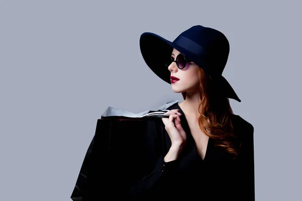 Mädchen Dunklen Stil Mit Sonnenbrille Und Einkaufstaschen Auf Grauem Hintergrund — Stockfoto