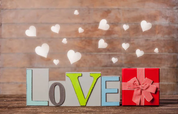 Texto Amor Caja Regalo Con Corazones Alrededor Sobre Fondo Madera —  Fotos de Stock