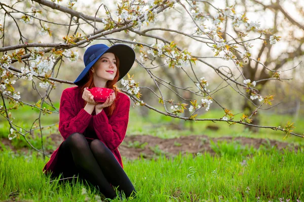 Roodharige Meisje Rode Kleding Met Kopje Thee Rust Tuin Volledige — Stockfoto