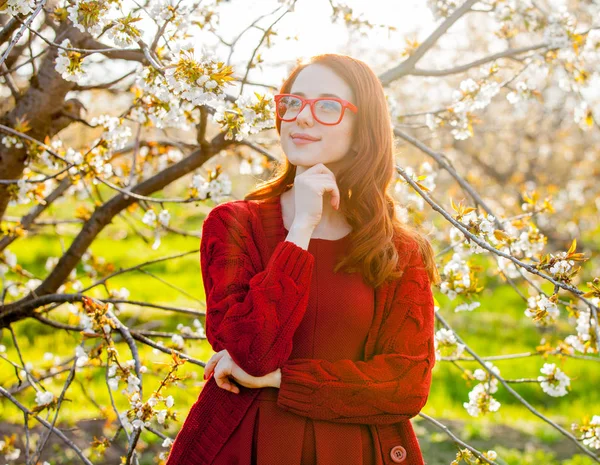 Redhead Κορίτσι Γυαλιά Οράσεως Που Φορώντας Κόκκινο Φόρεμα Στέκεται Στον — Φωτογραφία Αρχείου