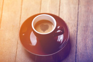 Kahverengi ahşap masa, üstten görünüm kalp şekli Buhar ile kahve fincan