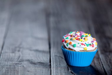 Cupcake ahşap zemin üzerine mavi Kupası 