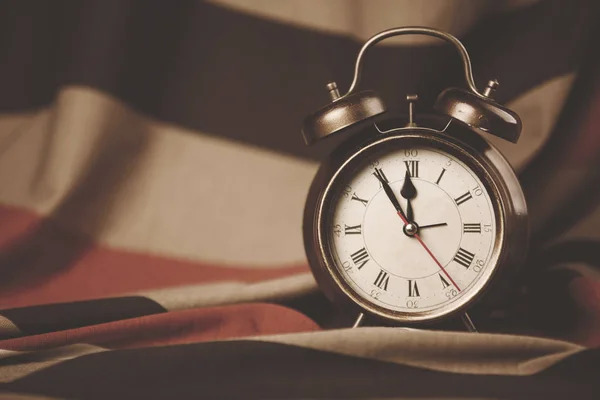 ビンテージの目覚まし時計と木製の背景にスカーフ — ストック写真