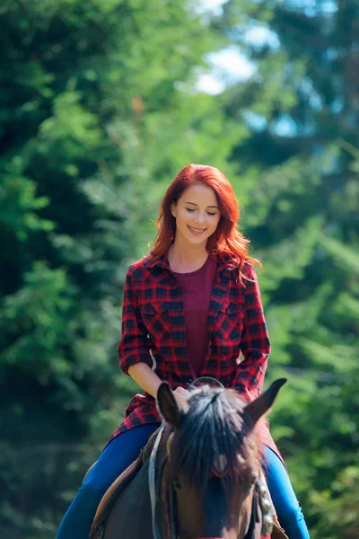 夏の緑の森に馬と赤毛の女の子 — ストック写真