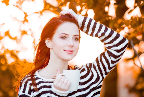 Outdoor Portret Van Roodharige Meisje Met Kopje Koffie — Stockfoto