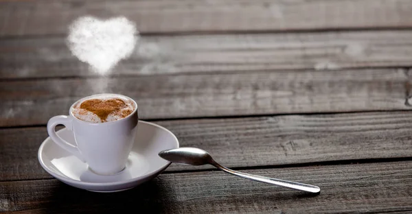 Witte Kopje Koffie Met Lepel Hart Vorm Stoom Houten Tafel — Stockfoto