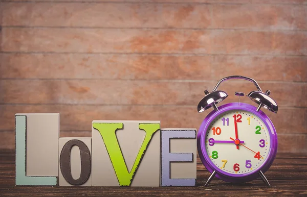 Reloj Despertador Retro Texto Amor Sobre Fondo Madera —  Fotos de Stock