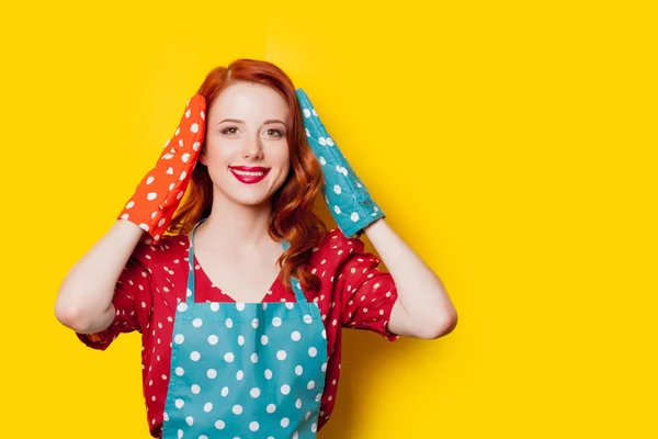 Roodharige Huisvrouw Met Handschoenen Schort Gele Achtergrond — Stockfoto