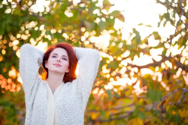 Redhead Dziewczyna Stylowy Biały Sweter Czasie Jesieni Odkryty Sezon Obrazu — Zdjęcie stockowe