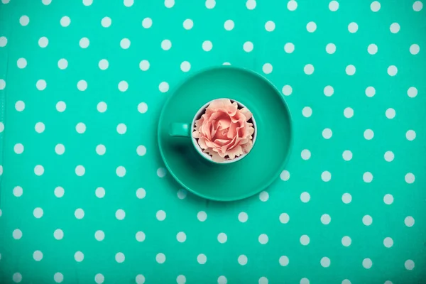 Xícara Chá Com Botão Rosa Fundo Azul Com Pontos Vista — Fotografia de Stock