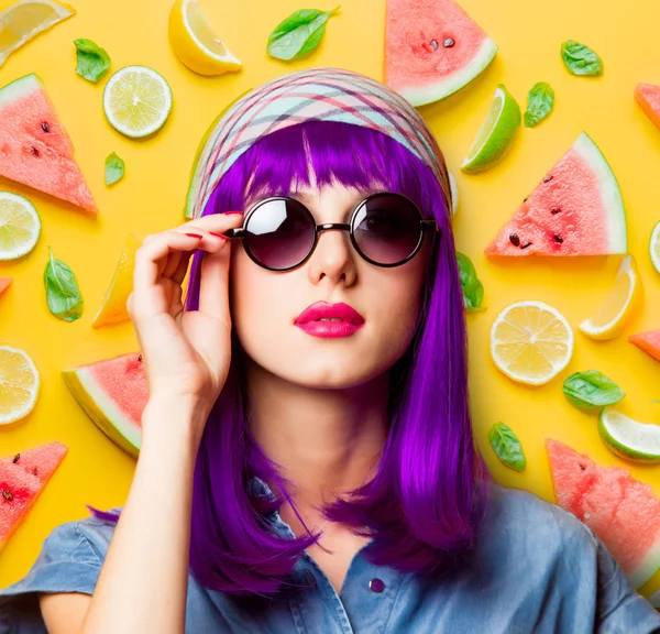 Young Girl Purple Hair Sunglasses Spring Fruits Background — Stock Photo, Image