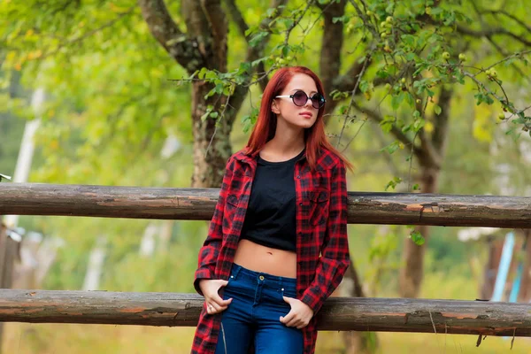 Redhead Dziewczyna Spaceru Zielone Lato Carpathian Forest — Zdjęcie stockowe