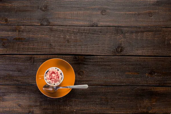 Tasse Tee Mit Rosenknospe Darin Und Löffel Auf Holzuntergrund Oben — Stockfoto