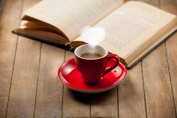 Taza Roja Café Con Vapor Forma Corazón Libro Abierto Sobre — Foto de Stock