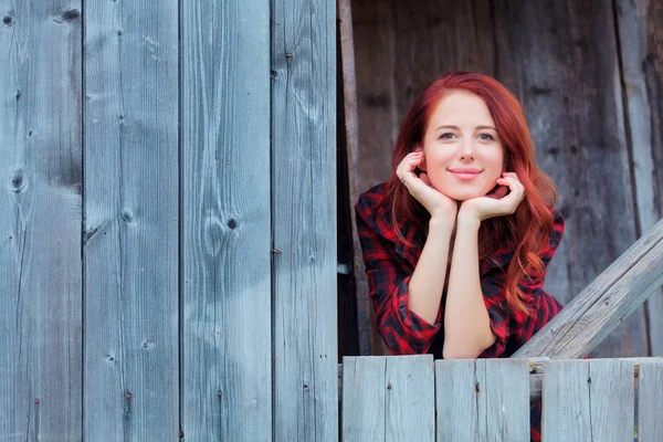 Menina Ruiva Camisa Vermelha Posando Parede Casa Madeira — Fotografia de Stock