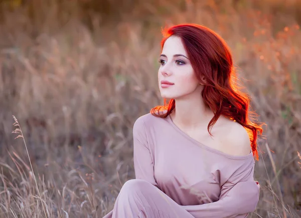 Roodharige Meisje Stijl Kleding Herfst Moment Buiten — Stockfoto