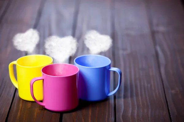 Tres Tazas Café Con Formas Corazón Vapor Sobre Fondo Madera —  Fotos de Stock