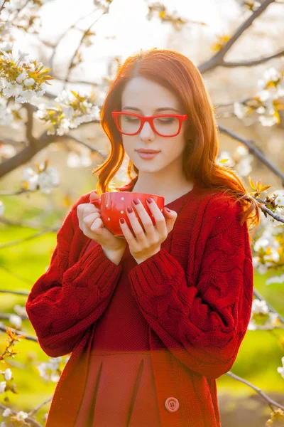Zrzka Dívka Brýlích Šálkem Čaje Zahradě Kvetoucí Třešeň — Stock fotografie