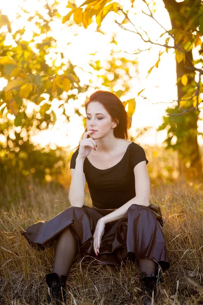 Hipster Chica Pelirroja Falda Sentado Hierba Otoño Atardecer Con Tablero — Foto de Stock