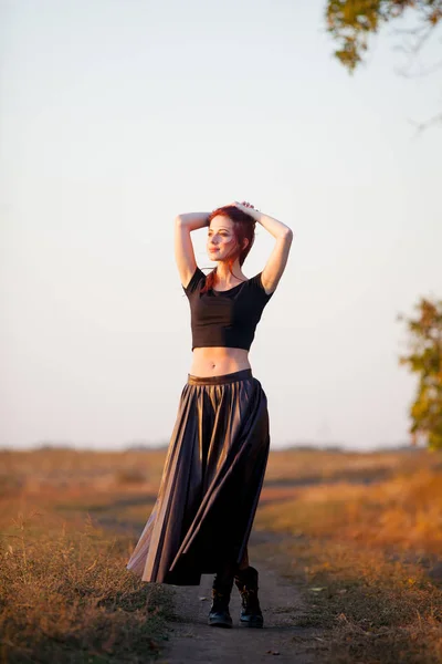 Hipster Roodharige Meisje Rok Poseren Herfst Veld Staan Bij Zonsondergang — Stockfoto